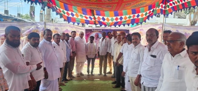 Former MLA Bhosle visits victims family