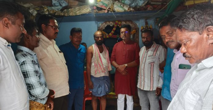 Former MLA Putta visits the affected families