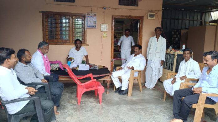 Former MLA Shinde visits former Sarpanch Raju Patel