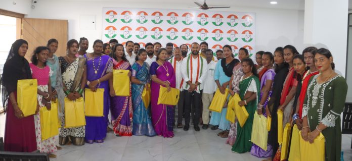 Gaddam Chandrasekhar Reddy presents Dussehra gifts to transgenders