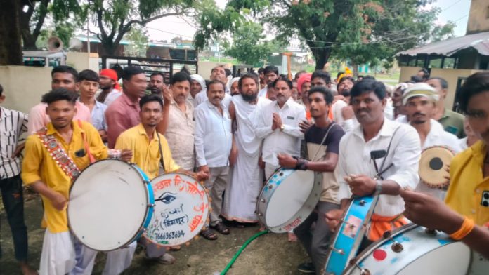 Gangeshwar Maharajs Padayatra reaches Mudhol..
