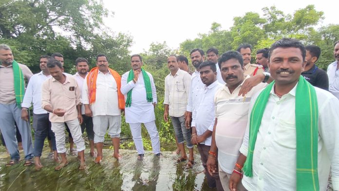 Government Whip visits lakes
