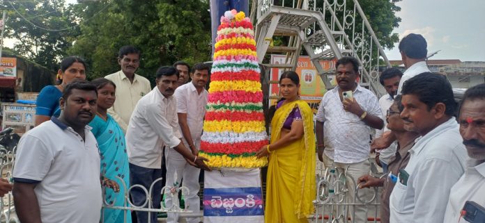 Huge Bathukamma.. Amazing..