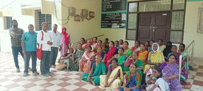 Insurance should be provided to midday meal workers.