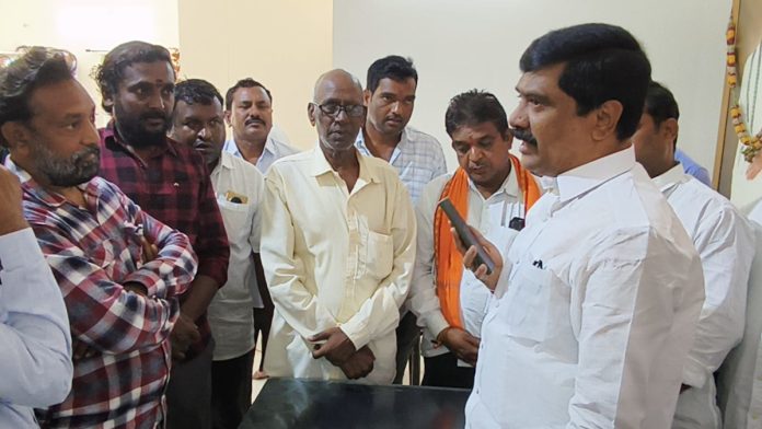 Kukunoor Lift and Nawab Lift should be started and the ponds should be filled.