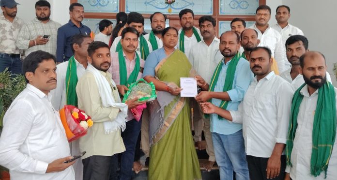 Leaders of the Lambadi Rights Struggle Committee met Minister Seethakka.