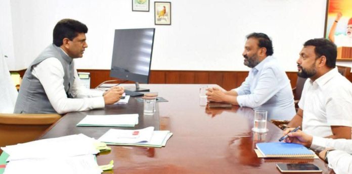 MLA Thota meets Union Minister of State..