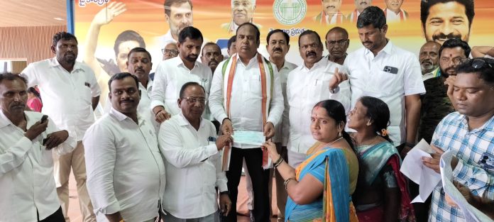 MLA distributes Kalyana Lakshmi cheques