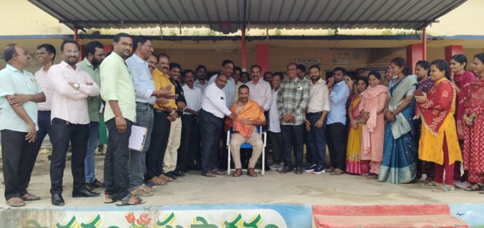 MPDO felicitates SI Anil Reddy