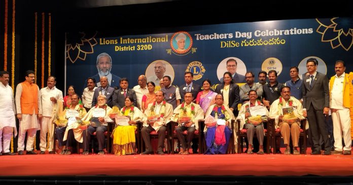 Mamidipalli HM receives the Best Teacher Award