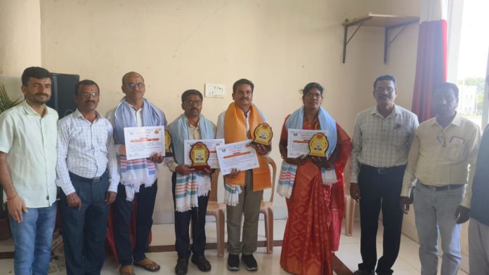 Mandal teachers named best teachers at district level