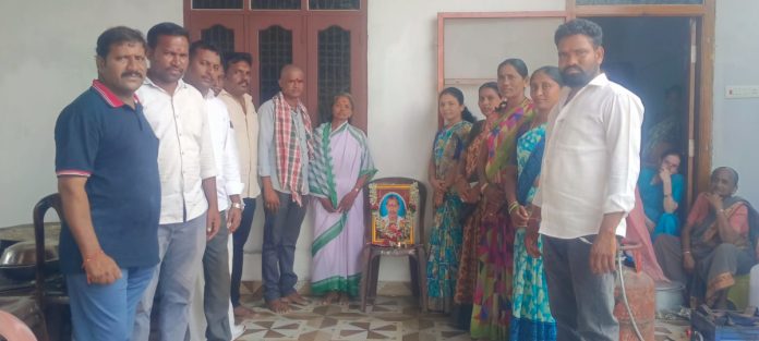 Market Committee Chairman Kalyani visited by Srinivasa Reddy
