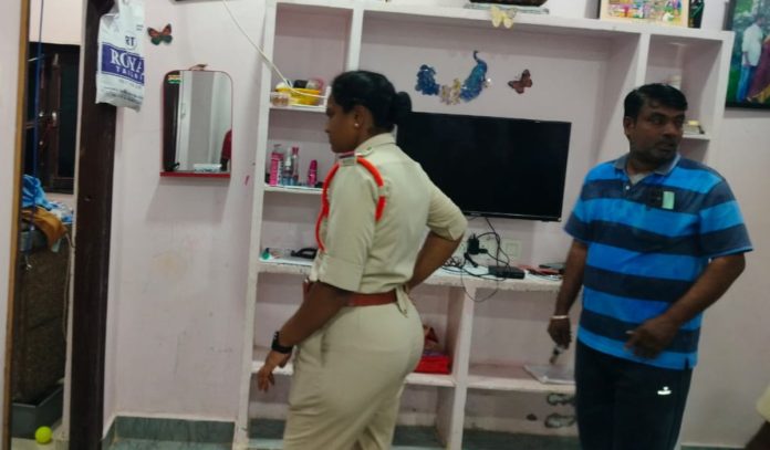 Massive theft in Mudhol during daylight hours..