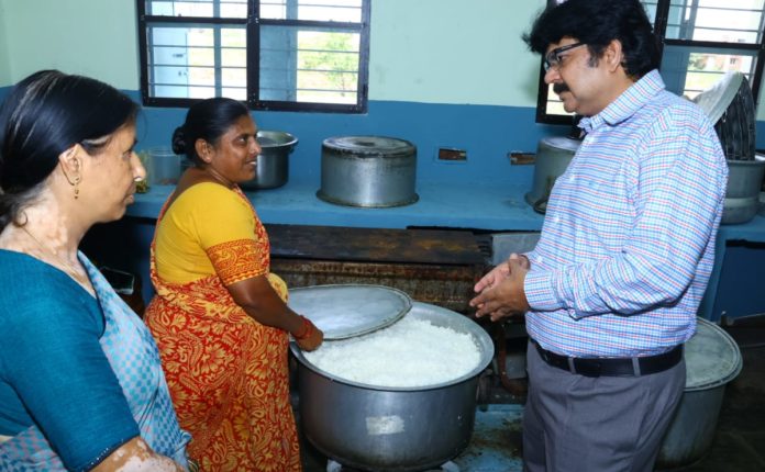 Meals should be served as per the menu: Collector