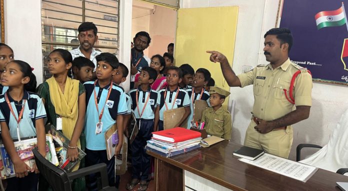 Mountain School students visited Jukkal Police Station.