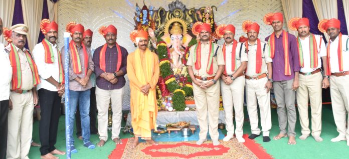 Police Commissioner offers prayers at Police Onganesh