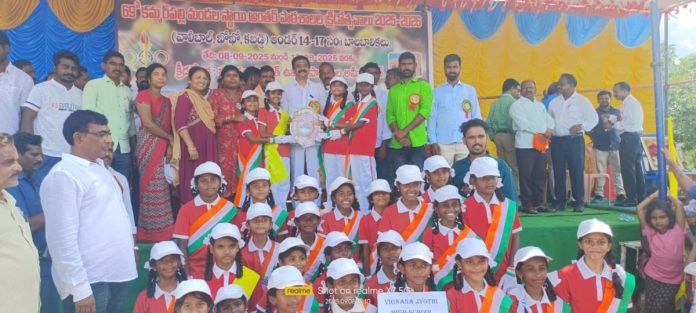 Prize distribution for March Fast winners