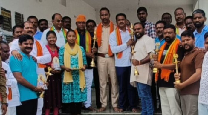Prizes were presented to the organizers who performed the traditional immersion.