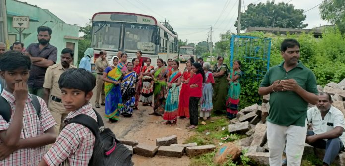 Protest on the road demanding repairs to the asphalt road