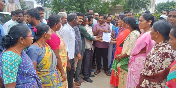 Request to MLA to pay arrears to hostel workers..