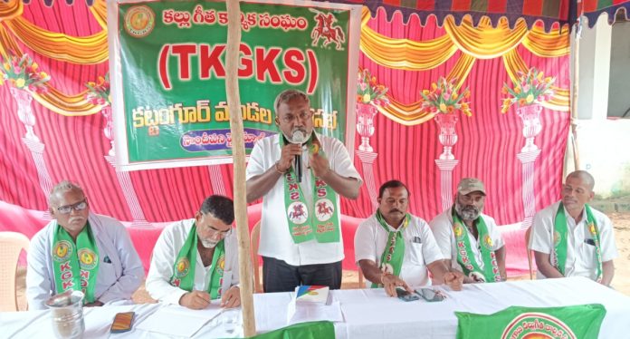 Reservations should be made for Kallu Geetha societies in liquor shops.