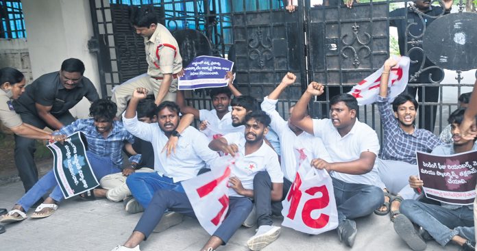 విద్యార్థుల గోస పట్టించుకోరా..