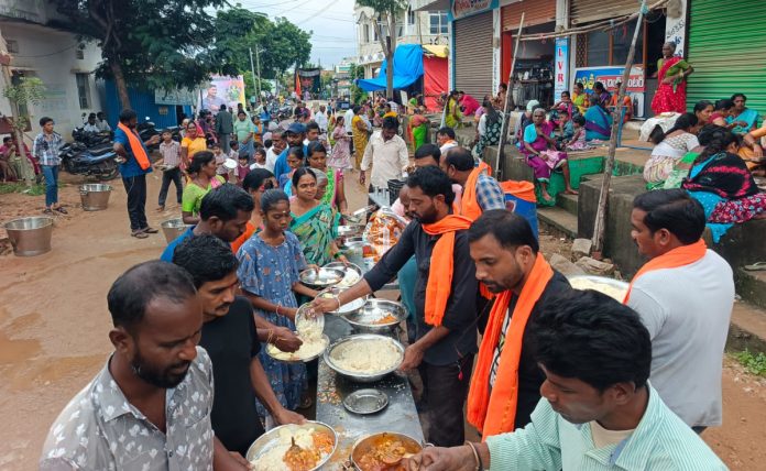 SI participating in Anna Puja at Ganesh Mandapam