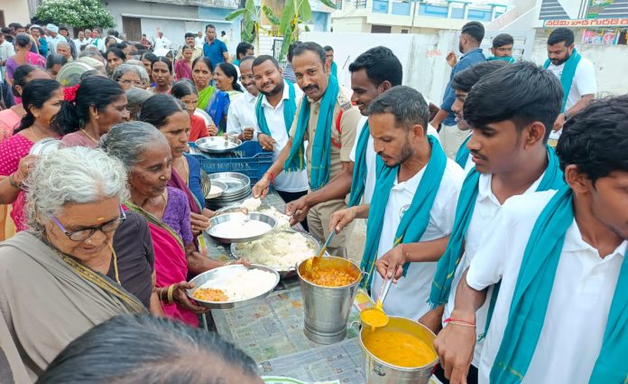 SI participating in the Annadana program