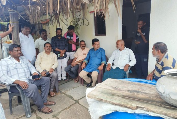 Former MLA Putta visits the families of the deceased