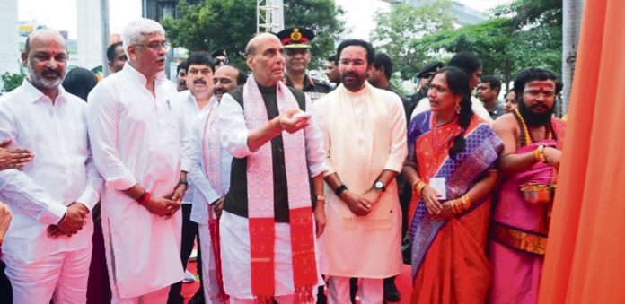 వాజ్‌పేయి విగ్రహావిష్కరణ