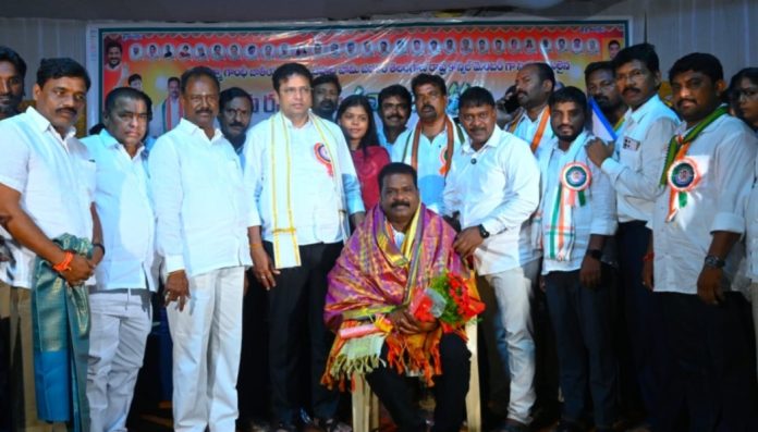 Minister Sridhar Babu honours Dandu Ramesh