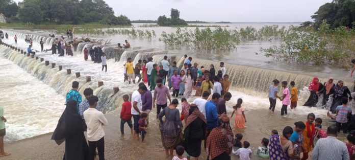 Tourists flock to the Pocharam project.