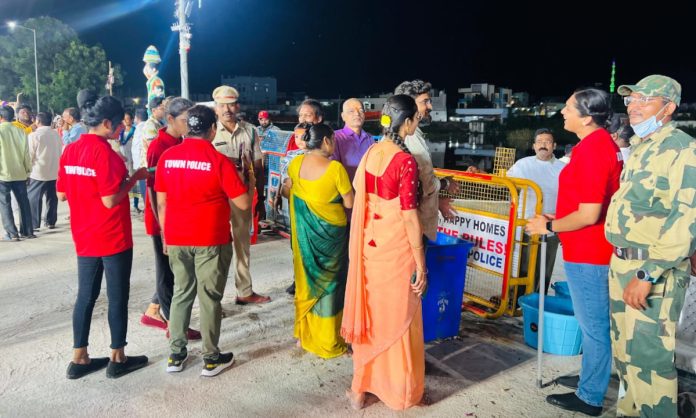 Transgenders under traffic control for Ganesh immersion