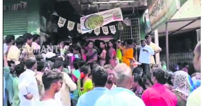 Clashes between women over urea