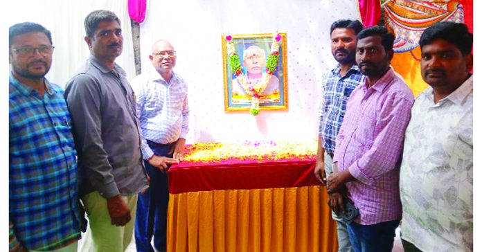 Devisetty Srinivas receives consultation from New Telangana