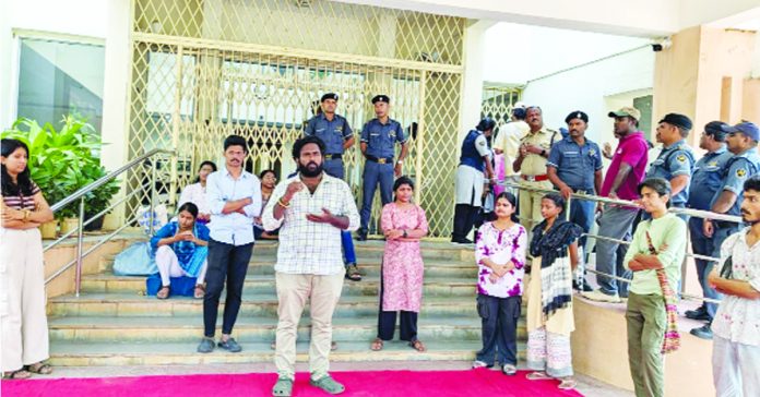 The decision to dissolve HCU student unions should be reversed.