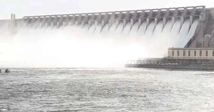 Heavy flood water in Nagarjuna Sagar.. 24 gates lifted