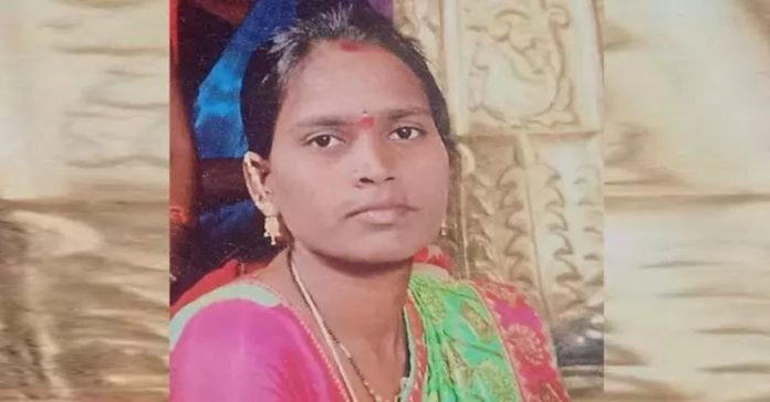 Tragedy.. Woman collapses while playing Bathukamma