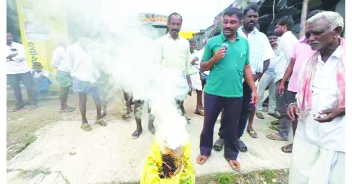 Farmers protest by setting fire to urea bags