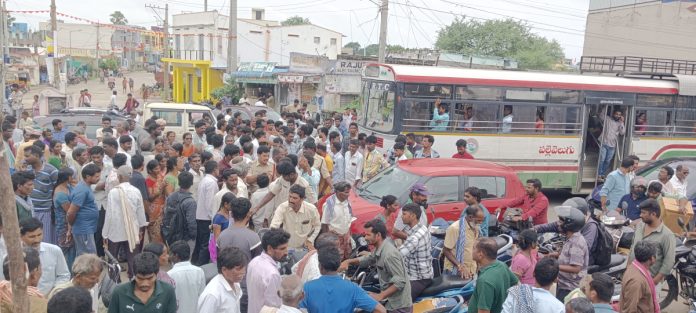 Urea crisis triggers farmers protest