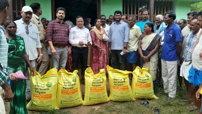 Urea distribution at the farmers platform