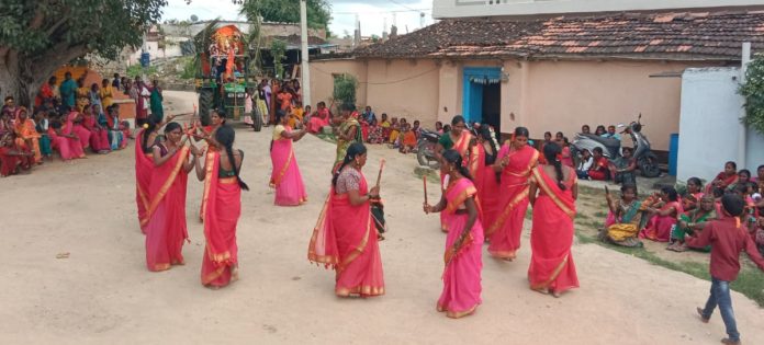 Women participating in Ganesh immersion in Lachan
