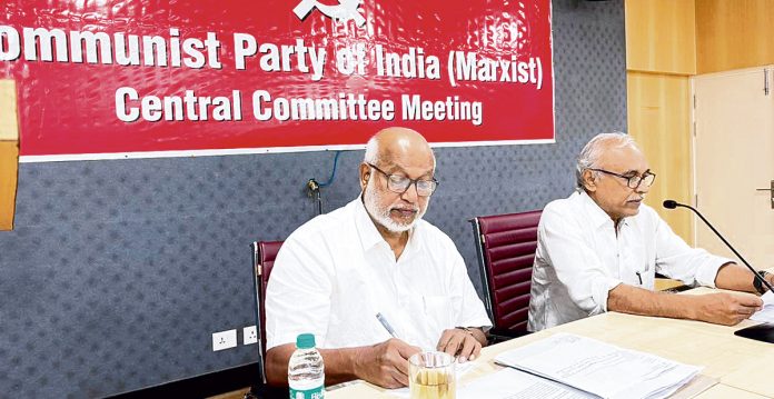 కార్మిక హక్కులపై దాడి కార్మికులను మాత్రమే కాకుండా పర్యావరణాన్ని కూడా పరిరక్షించే వివిధ నియంత్రణ, ఆమోద ముద్ర నిబంధనలను బలహీనపరచడం ద్వారా కార్పొరేట్ల లూటీకి కేంద్రం వెసులుబాటు కల్పిస్తోంది. స్వాతంత్య్ర దినోత్సవం నాడు ప్రధాని మోడీ ప్రసంగించిన వెంటనే, దూకుడుతో కూడిన ఆయన నయా ఉదారవాద విధానాలకు అనుగుణంగా, నియంత్రణా నిబంధనలను, సమ్మతిని తెలియచేసే అవసరాలను నేరరహితం చేయడానికి రెండు ఉన్నత స్థాయి కమిటీలను ఏర్పాటు చేస్తున్నట్లు నిటి ఆయోగ్‌ ప్రకటించింది. ఇది, కార్మిక వర్గ హక్కులకు తీవ్రమైన ఎదురుదెబ్బ.
