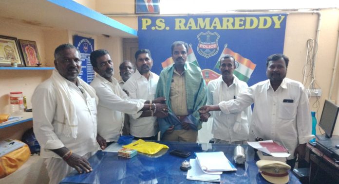 BRS leaders felicitate new SI