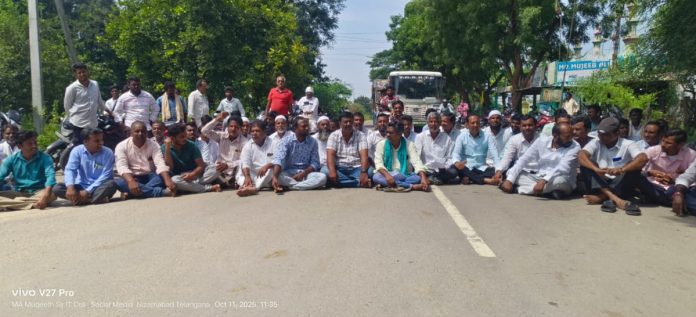 BRS-led dharna demanding compensation for crop losses to farmers