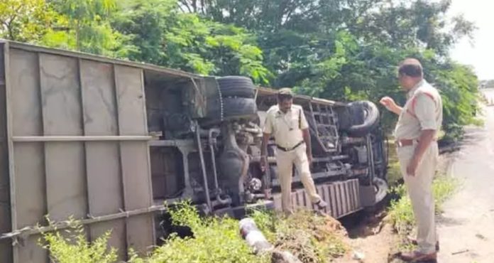 Bus overturns several injured