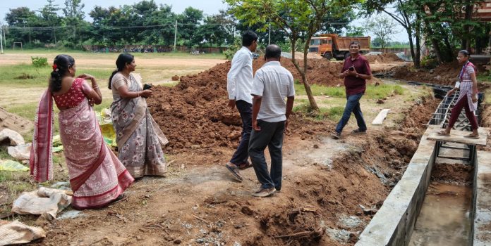Checking the flow of flood water.. Drainage work begins