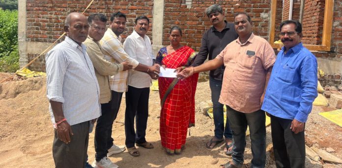 Cheque distribution to Indiramma House beneficiaries