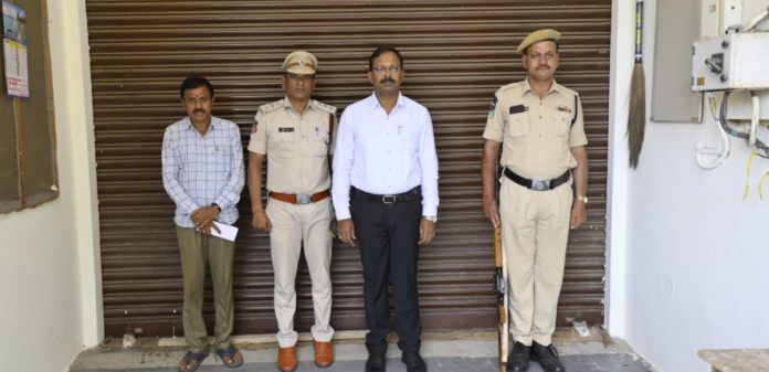 Collector visits EVM godown