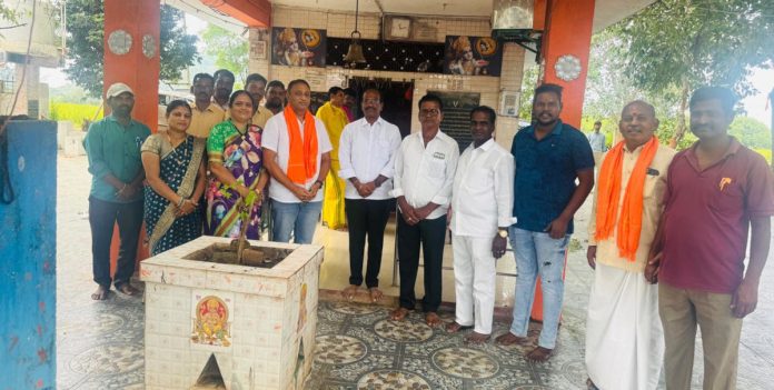 Congress Mandal President felicitates Transco DE